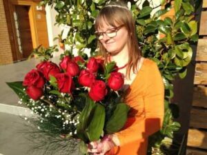 Petra Holubová - žena s kyticí rudých růží