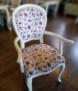 Individuální sezení - Petra Holubová - bílá židle s květy